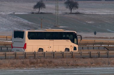 Horusice CZ 01 05 2026 yakınlarında arabaları olan soğuk ve soğuk bir sabah otoyolu.