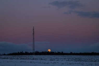 Dolunay soğuk kış akşamında Güney Bohemya 'daki Jindrichuv Hradec kasabasında