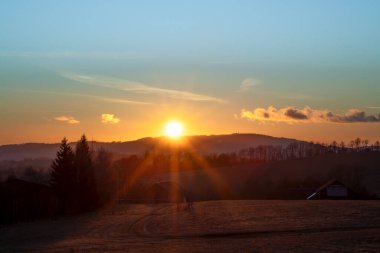 Roprachtice CZ 12 29 2025 yakınlarında kış soğuk renk günbatımı