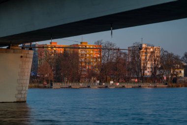 Steti CZ 01 20 2026 'da nehir laboratuvarı ve kağıt fabrikasıyla günbatımı rengi akşamı