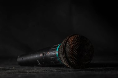 Budweis cz 02 01 2026 'da siyah kirli duvarlı eski kirli mikrofon.