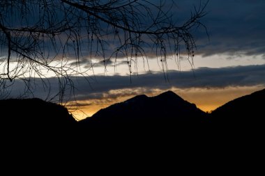 Şehrin üzerindeki dağlar ve tepeler Kış günbatımında kötü Reichenhall