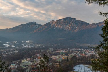 Dağlar ve tepeler kış günbatımında kasabada akşam Kötü Reichenhall 02 05 2026