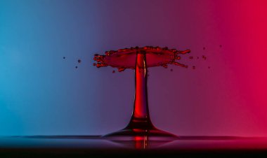 Temiz suya şemsiyeyle veya toplarla renk damlaları düşer