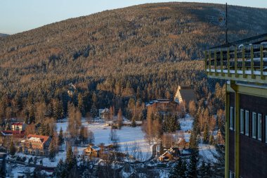 Krkonose 'daki büyük dağlarda buzlu mavi gökyüzü günbatımı ile kayak yamacı Harrachov CZ 02 20 2026