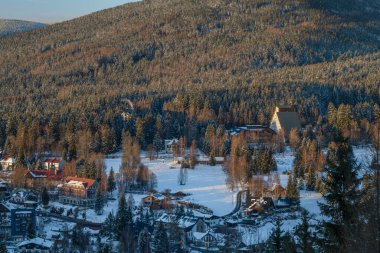 Krkonose 'daki büyük dağlarda buzlu mavi gökyüzü günbatımı ile kayak yamacı Harrachov CZ 02 20 2026