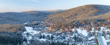 Krkonose 'daki büyük dağlarda buzlu mavi gökyüzü günbatımı ile kayak yamacı Harrachov CZ 02 20 2026