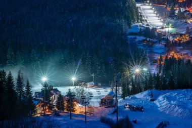 Krkonose 'da buz gibi mavi gökyüzü gecesinde kayak yamacında büyük dağlarda Harrachov CZ 02 20 2026