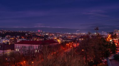 Prag CZ 02 24 2026 'da bahar günü bulutlu ve güneşli akşam renklerinde sermaye