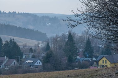 Manzara ve eski evler bahar akşamının erken saatlerinde Snezne CZ 03 03 2026 yakınlarında.