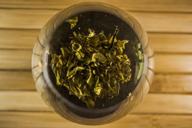 bir fincanda yeşil çay