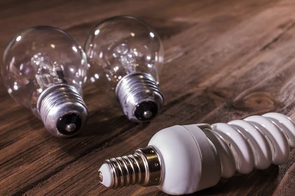 Ahşap arka plan üzerinde ampul