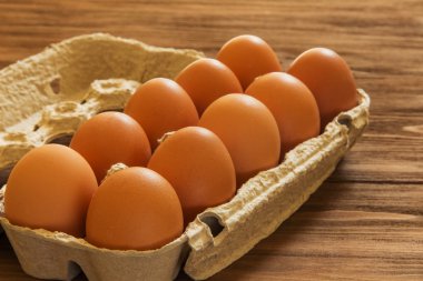 bir tepsi ahşap arka plan üzerinde yumurta