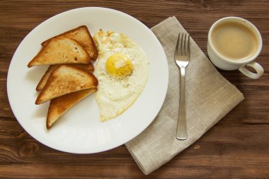 kızarmış yumurta tost ve kahve
