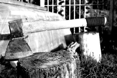 Ahşap kütük içinde sıkışmış balta