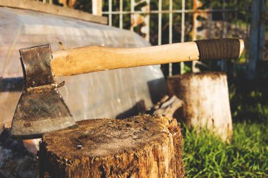 Ahşap kütük içinde sıkışmış balta