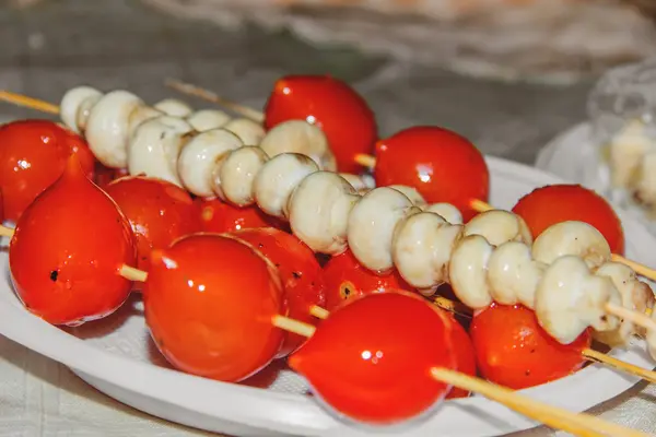 Tomates de cereja e cogumelos em espetos — Fotografia de Stock