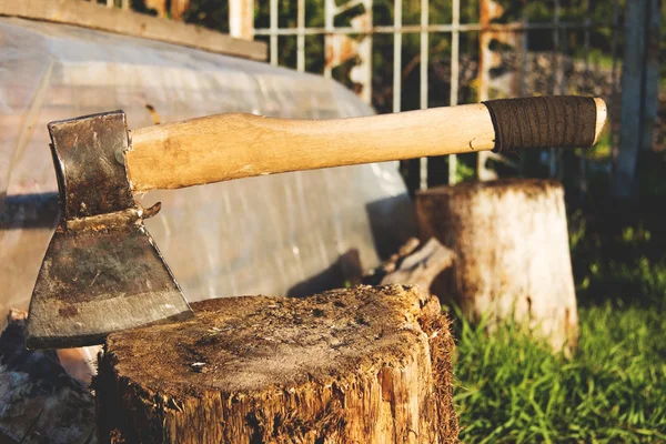 Ahşap kütük içinde sıkışmış balta