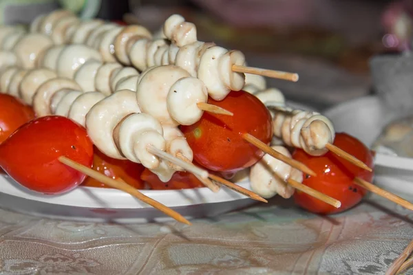 Cherry tomatoes and mushrooms on skewers — Stock Photo, Image