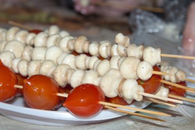 Kiraz domates ve şiş üzerinde mantar