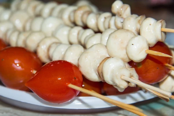 Cherry tomatoes and mushrooms on skewers — Stock Photo, Image