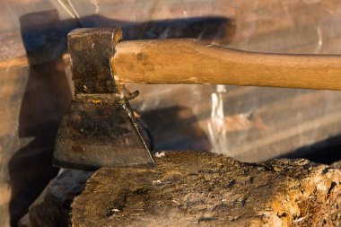 Ahşap kütük içinde sıkışmış balta