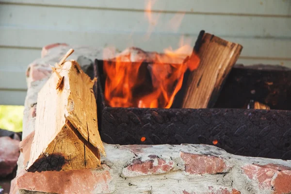 Tronco de madera en el fondo del fuego — Foto de Stock