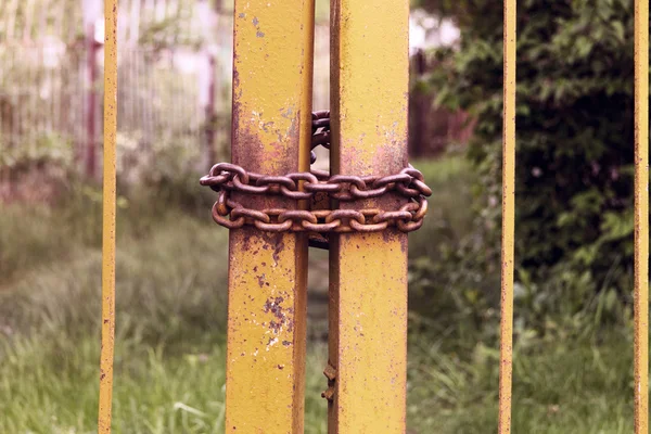 Металлическая цепь на воротах. старинная ретро-старая концепция — стоковое фото