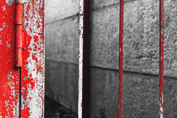 Vintage červený kovový plot — Stock fotografie