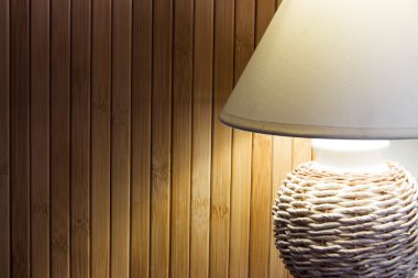 parlak ışık ve gölge ahşap arka plan üzerinde