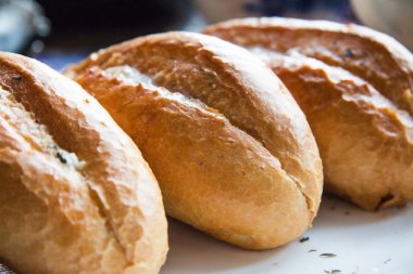 beyaz ekmek gevrek kabuk ile