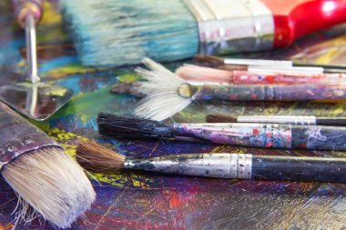 Fırça resmi boyamak için. Boya fırçaları