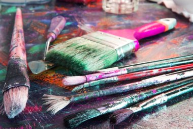 Fırça resmi boyamak için. Boya fırçaları