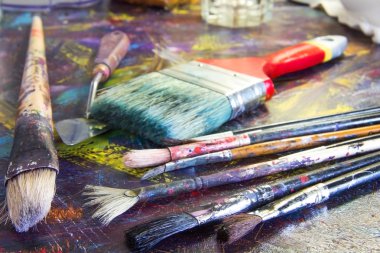 Fırça resmi boyamak için. Boya fırçaları