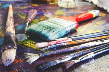 Fırça resmi boyamak için. Boya fırçaları