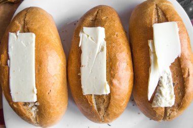 taze pişmiş beyaz ekmek Fransızca tereyağı ile