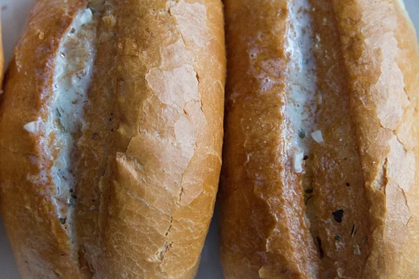Taze pişmiş beyaz ekmek Fransızca tereyağı ile — Stok fotoğraf