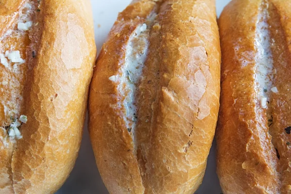 Taze pişmiş beyaz ekmek Fransızca tereyağı ile — Stok fotoğraf