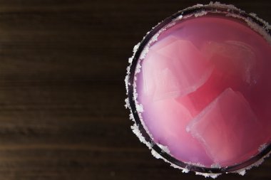 bir bardak yaban mersini ahşap zemin ile pembe jöle