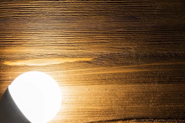 Lumière lumineuse et ombre sur le fond en bois — Photo