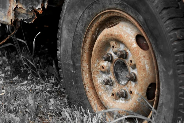 Régi vintage rozsdás autó kerék — Stock Fotó