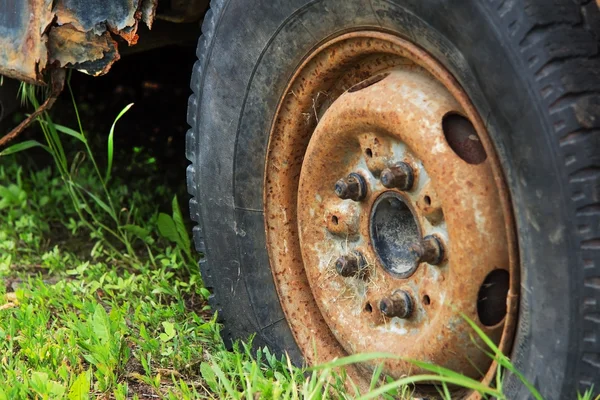 eski paslı eski model araba tekerlek