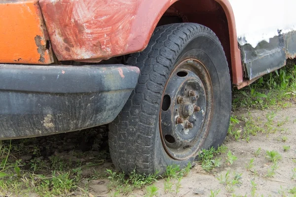 eski paslı eski model araba tekerlek