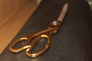 Hakiki deri arka plan üzerinde Vintage makas