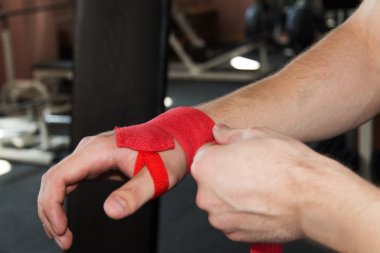 bilek spor salonunda sarar