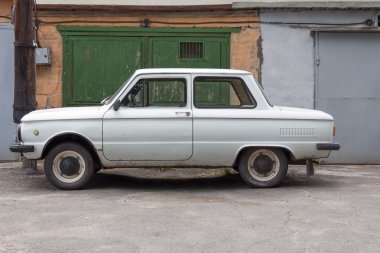 bir binanın arka plan duvar üzerinde eski araba