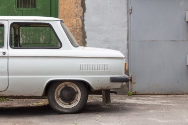 bir binanın arka plan duvar üzerinde eski araba