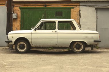 bir binanın arka plan duvar üzerinde eski araba