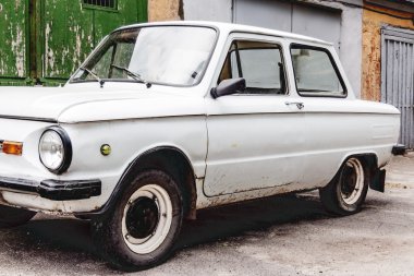 bir binanın arka plan duvar üzerinde eski araba
