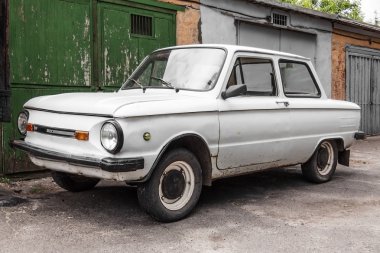 bir binanın arka plan duvar üzerinde eski araba